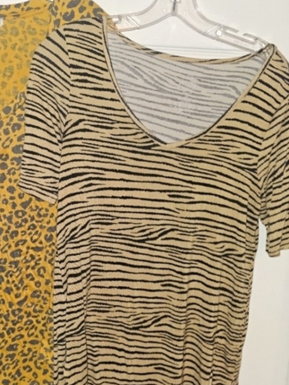 Womens Short Sleeve V-Neck Zebra Stripe Top - Beige/Black